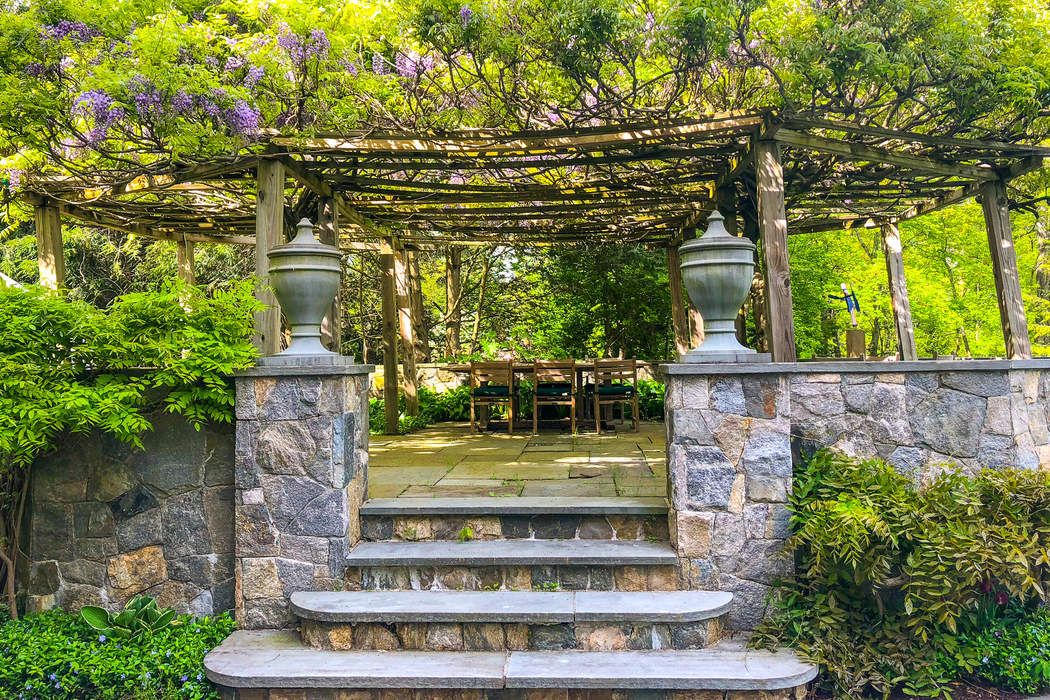 11 Laurel Lane, Greenwich, CT 06830 Sotheby's International Realty, Inc.