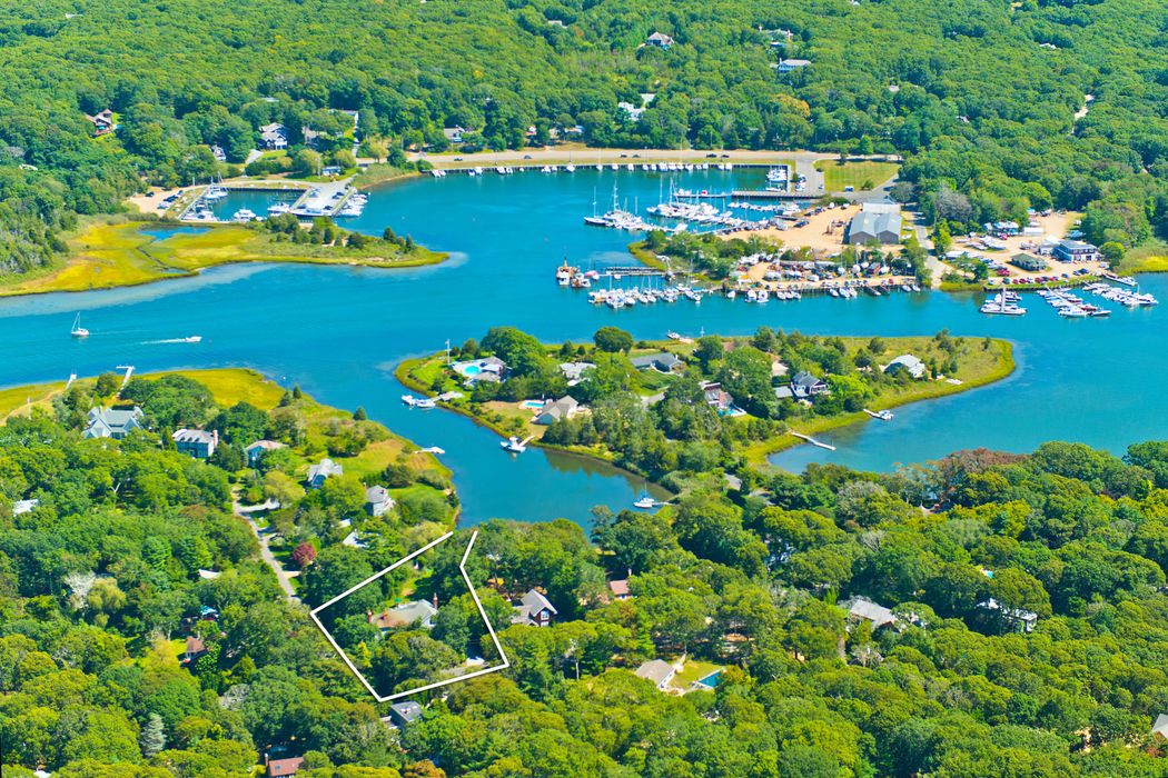 32 Oyster Shores Road, East Hampton, NY 11937 Sotheby's International
