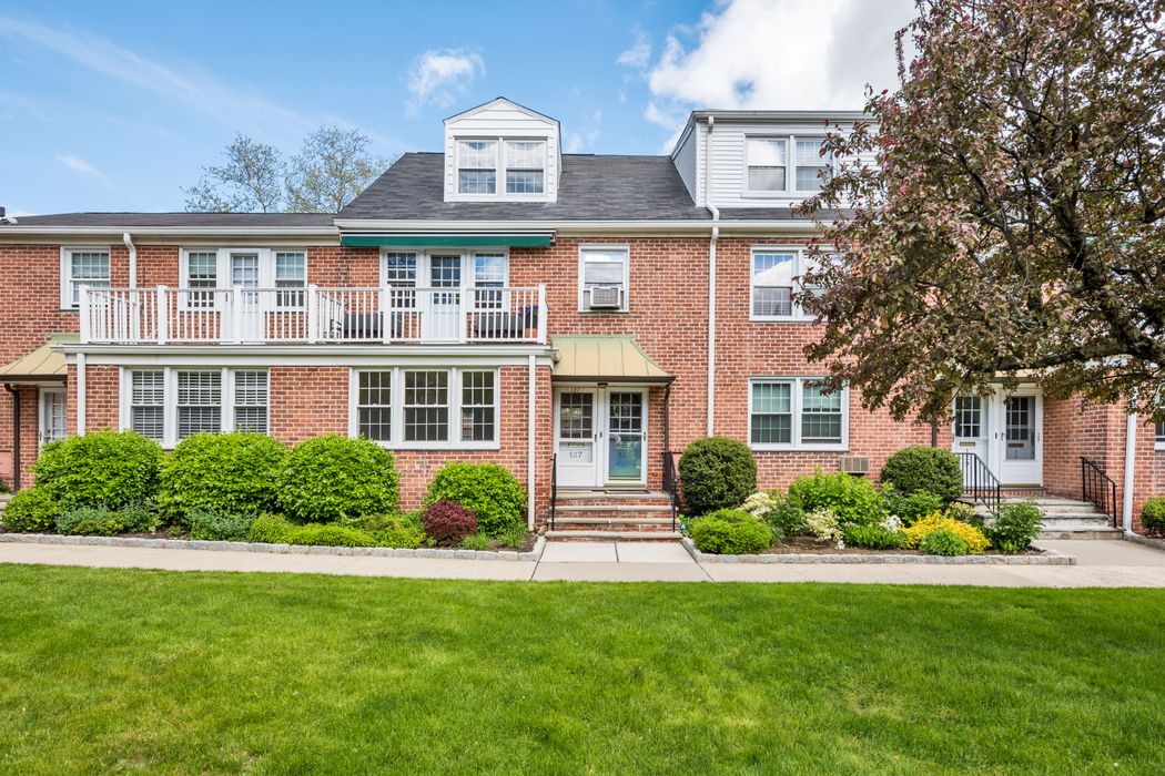 128 Putnam Park, Greenwich, CT 06830 Sotheby's International Realty, Inc.