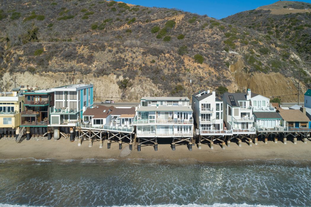 19046 Pch 4, Malibu, CA 90265 Sotheby's International Realty, Inc.