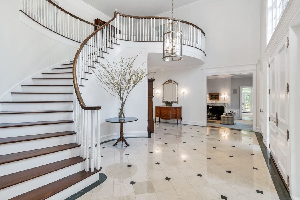 5 Ashton Drive, Greenwich, CT 06830 Sotheby's International Realty, Inc.