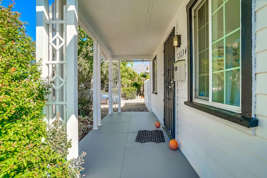 2134 El Sereno Avenue Altadena, CA 91001