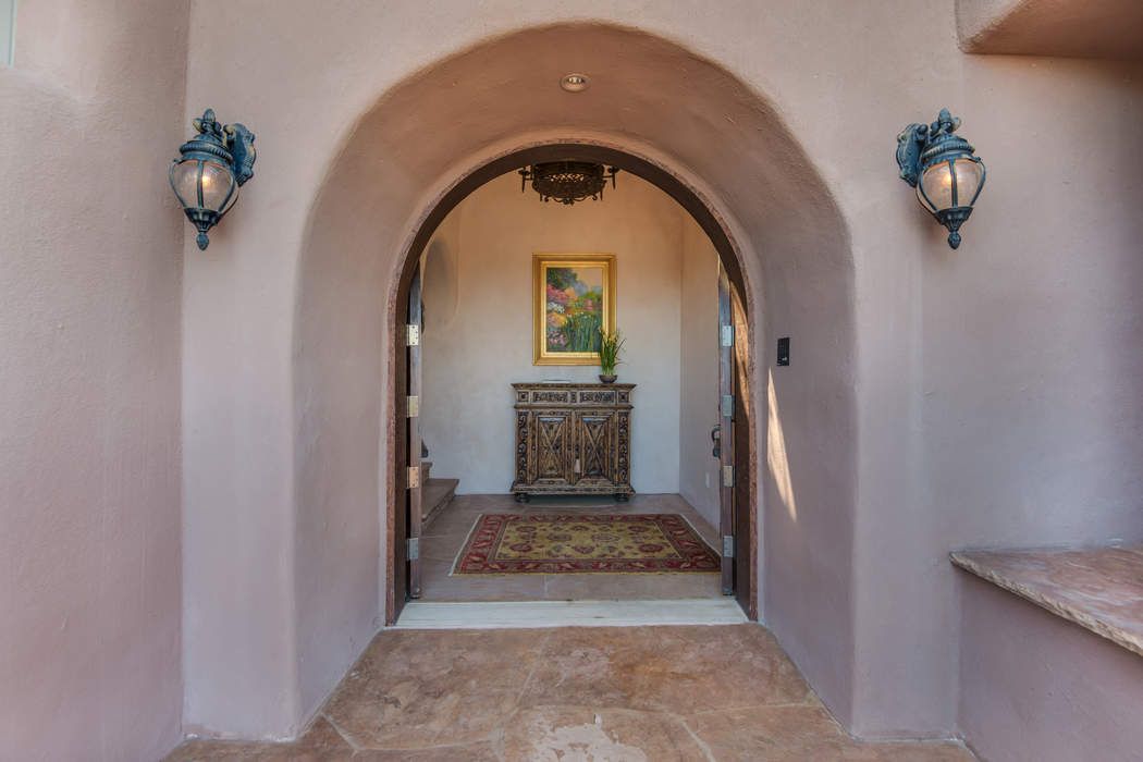 1062 Sierra Del Norte, Santa Fe, NM 87501 Sotheby's International