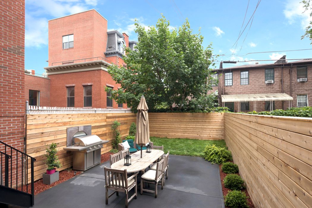 25 Monroe Street, Brooklyn, NY 11238 Sotheby's International Realty, Inc.