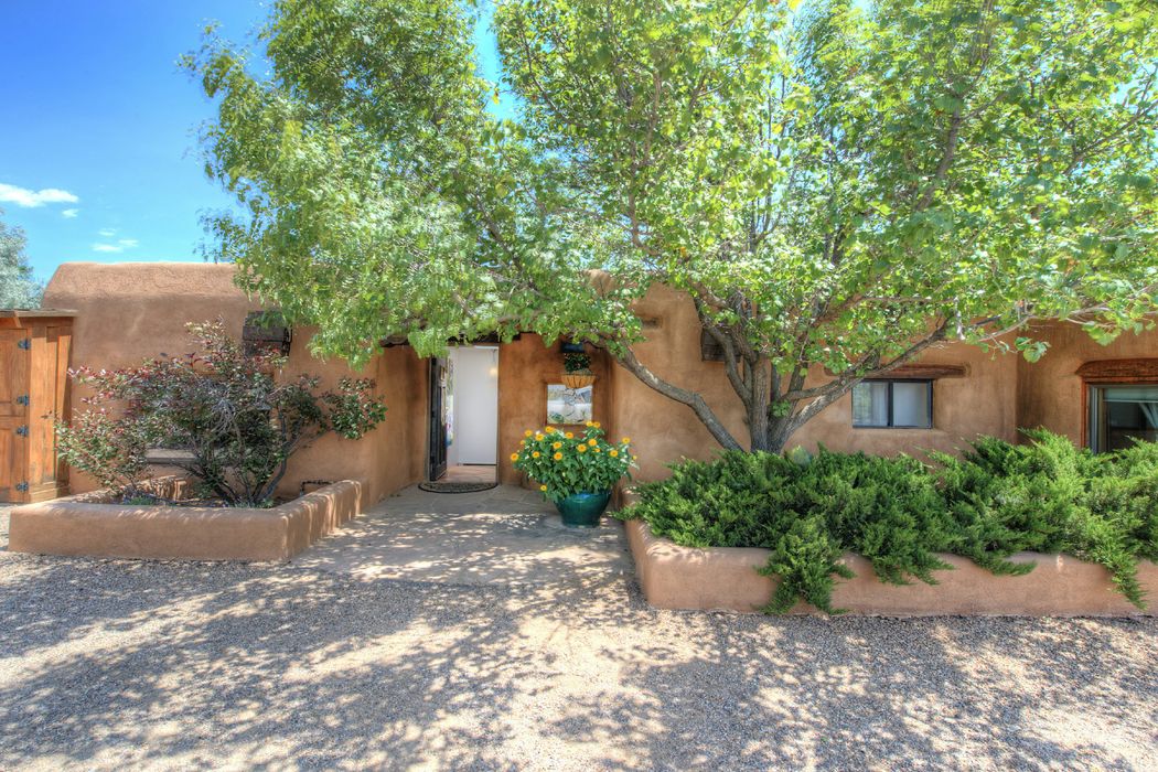 28 Calle Varada, Santa Fe, NM 87507 Sotheby's International Realty, Inc.