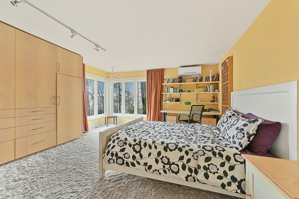 27 Sigma Place, Riverdale, NY 10471 Sotheby's International Realty, Inc.