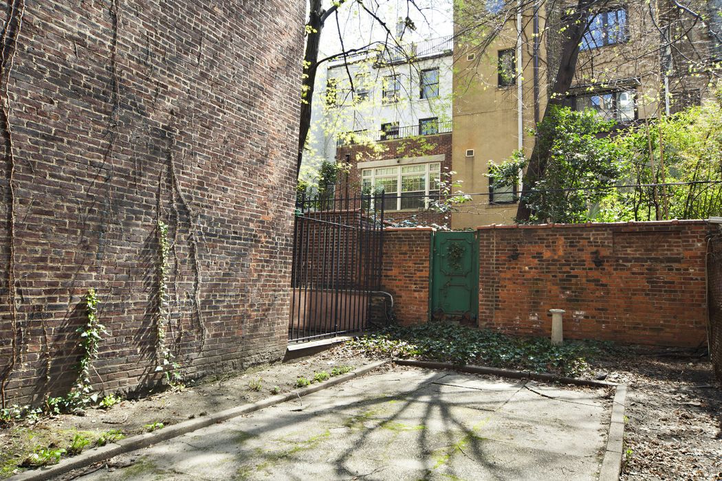 152 East 71st Street, New York, NY 10021 Sotheby's International Realty, Inc. 152 East 71st Street, New York, NY 10021 Sotheby's International Realty, Inc.