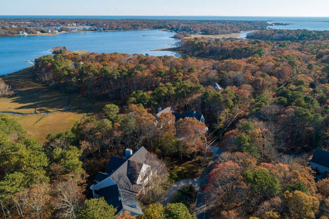 82 Meadow Neck Road Waquoit, MA 02536 Sotheby's International Realty