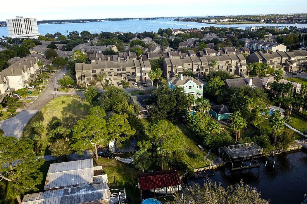 110 Sandy Cove, Nassau Bay, TX 77058 Martha Turner Sotheby's