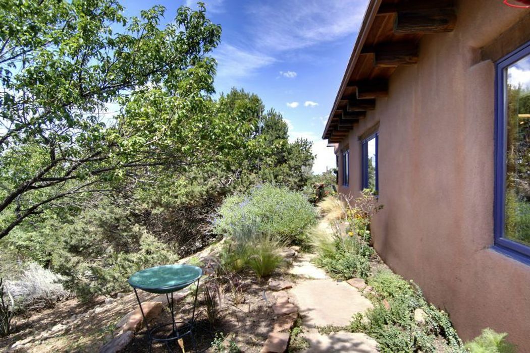 1379 Cerro Gordo, Santa Fe, NM 87501 Sotheby's International Realty, Inc.