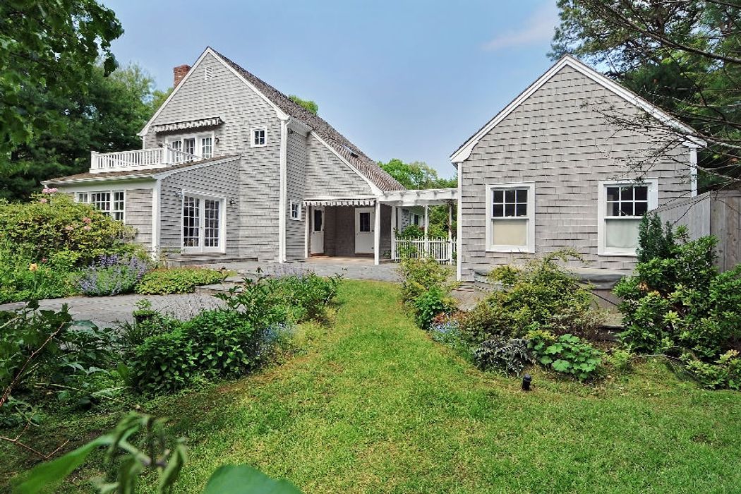 WAINSCOTT TRADITIONAL Wainscott, NY 11975 Sotheby's International