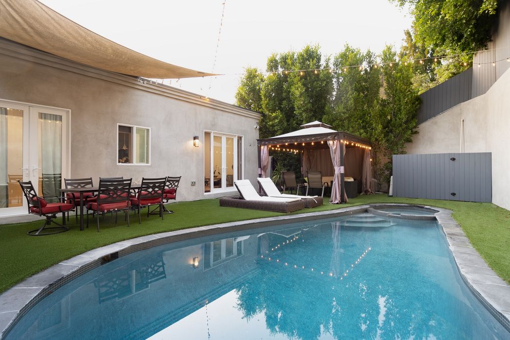 3312 Oakley Drive, Los Angeles, CA 90068 Sotheby's International