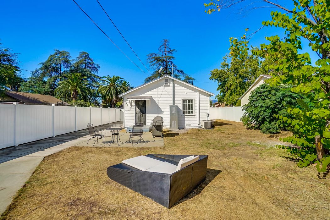 2134 El Sereno Avenue Altadena, CA 91001