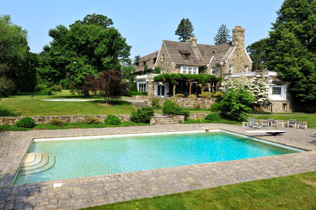 15 Upper Cross Road, Greenwich, CT 06831 Sotheby's International Realty, Inc.