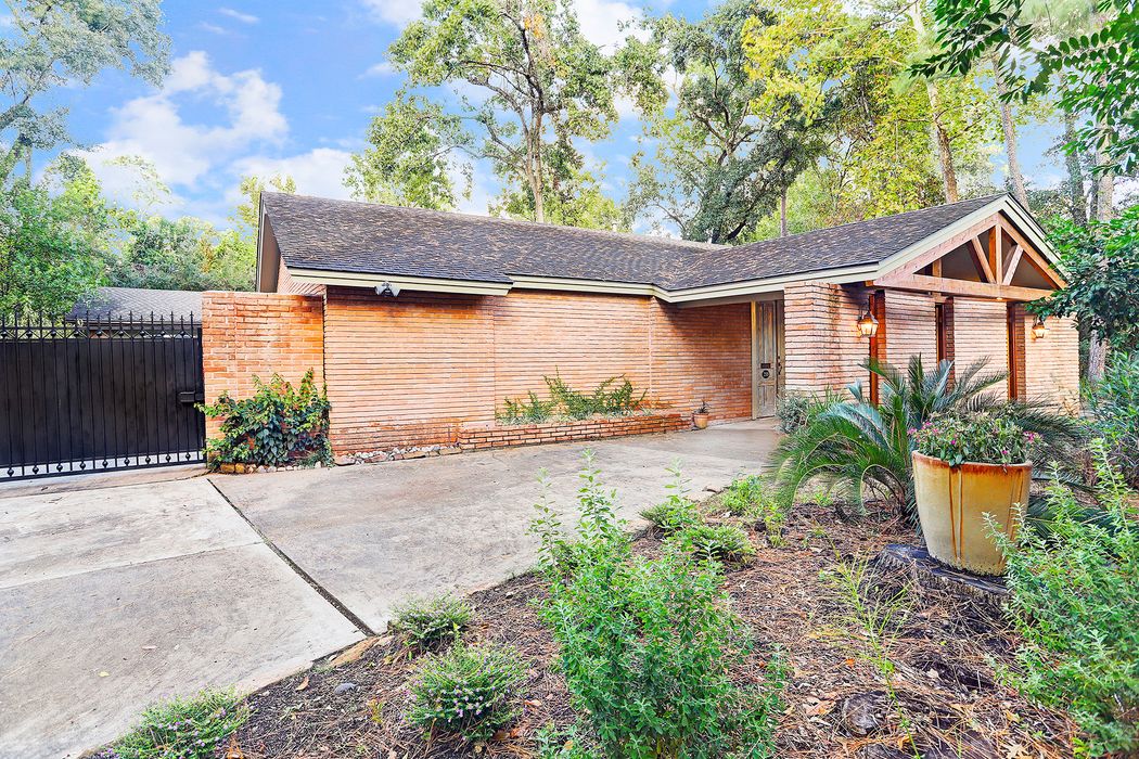 235 Chimney Rock, Houston, TX 77024 Martha Turner Sotheby's