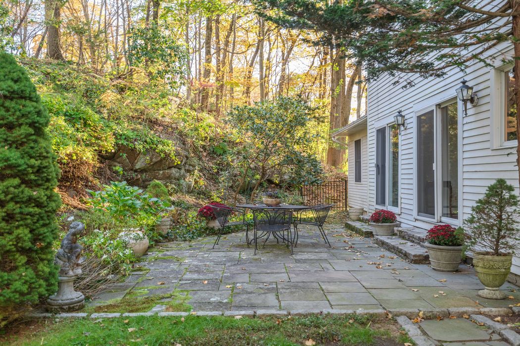 677 River Road, Cos Cob, CT 06807 Sotheby's International Realty, Inc.