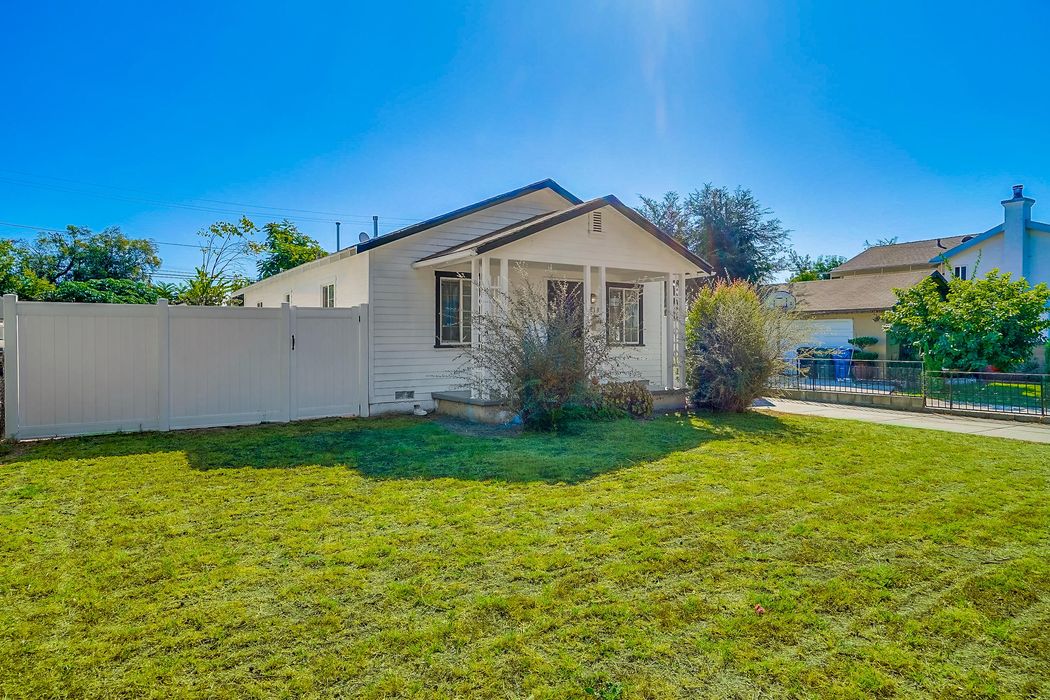 2134 El Sereno Avenue Altadena, CA 91001