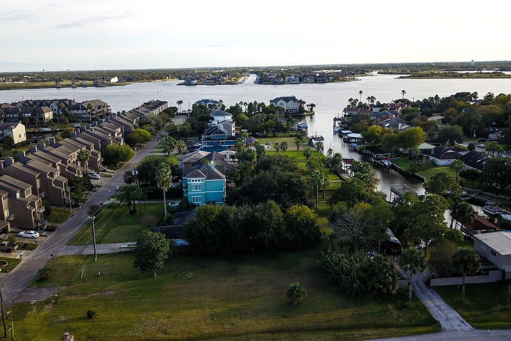 110 Sandy Cove, Nassau Bay, TX 77058 Martha Turner Sotheby's