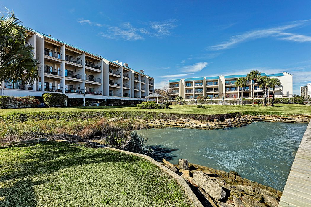 351 Lakeside Lane Unit 204, Nassau Bay, TX 77058 Martha Turner Sotheby's International Realty
