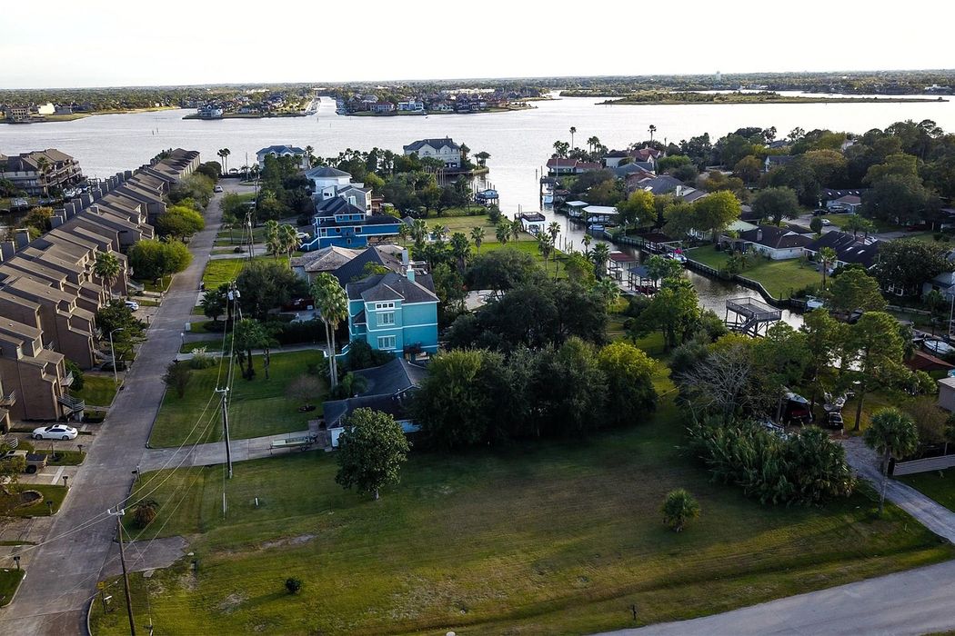 110 Sandy Cove, Nassau Bay, TX 77058 Martha Turner Sotheby's