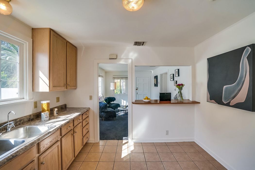 2134 El Sereno Avenue Altadena, CA 91001