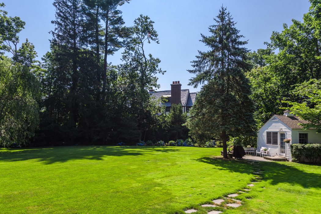 569 Indian Field Road, Greenwich, CT 06830 Sotheby's International Realty, Inc.