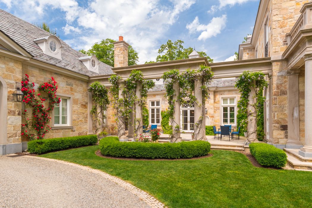 471 Lake Avenue, Greenwich, CT 06830 Sotheby's International Realty, Inc.