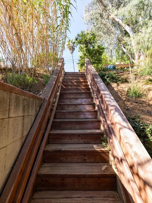 915 Palm View Drive Los Angeles, CA 90042