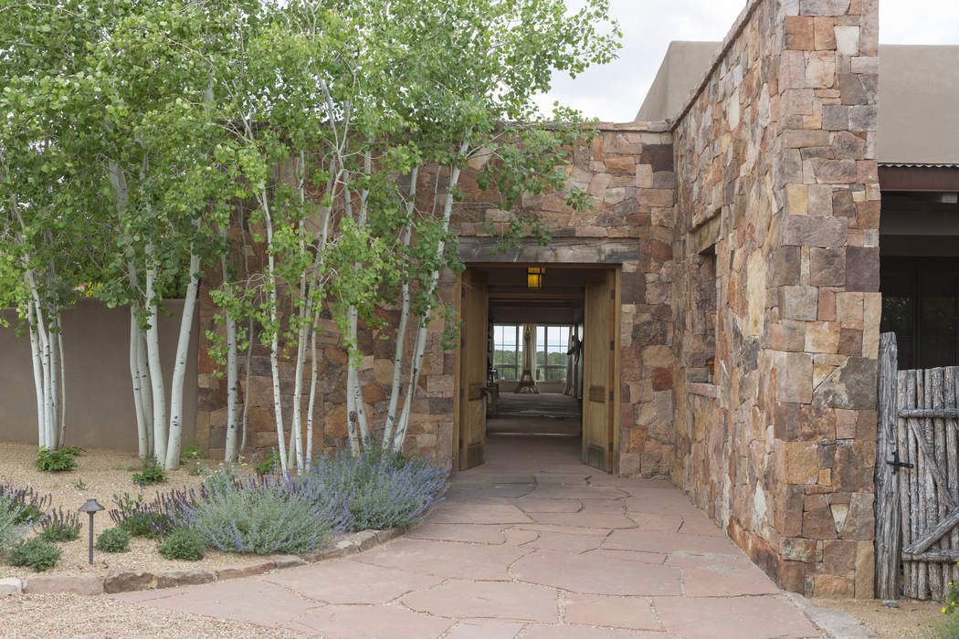 150 Paseo Aragon, Santa Fe, NM 87506 Sotheby's International Realty, Inc.
