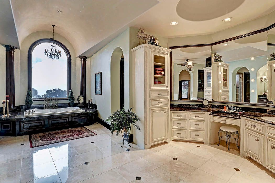 7 Paradise Point, Sugar Land, TX 77478 Martha Turner Sotheby's