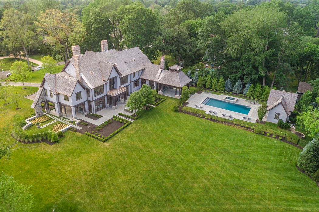 19 Meadow Drive, Greenwich, CT 06830 Sotheby's International Realty, Inc.