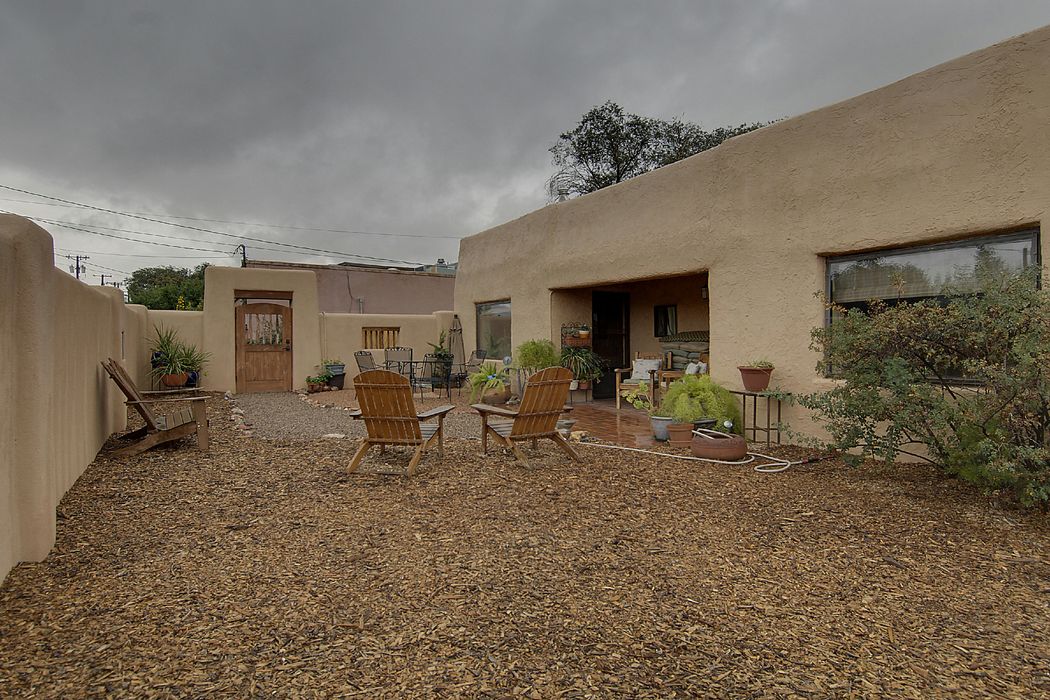 826 Baca St, Santa Fe, NM 87505 Sotheby's International Realty, Inc.