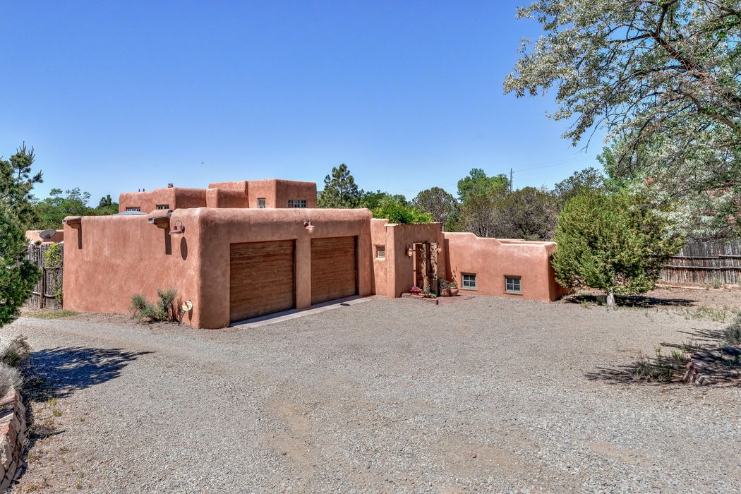 1290 Lejano Lane, Santa Fe, NM 87501 Sotheby's International Realty, Inc.