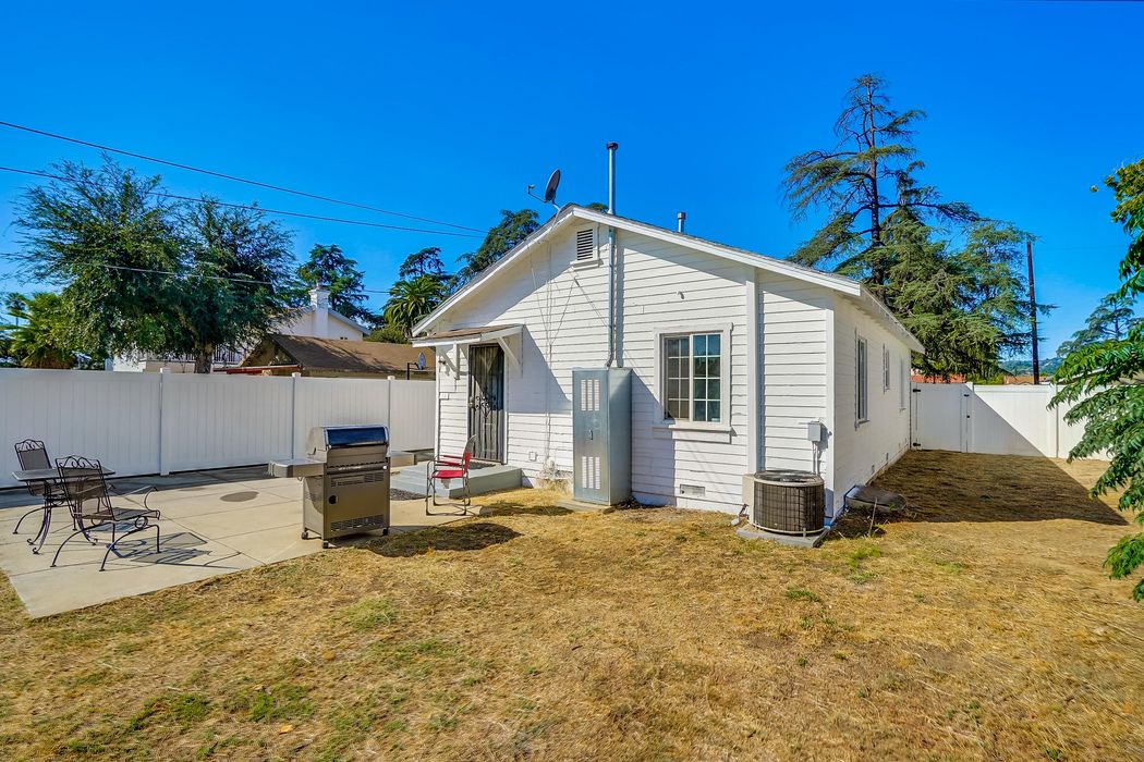 2134 El Sereno Avenue Altadena, CA 91001