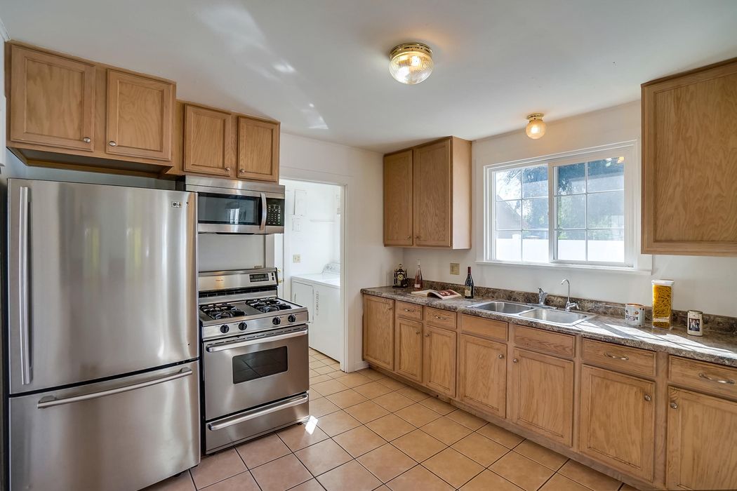 2134 El Sereno Avenue Altadena, CA 91001