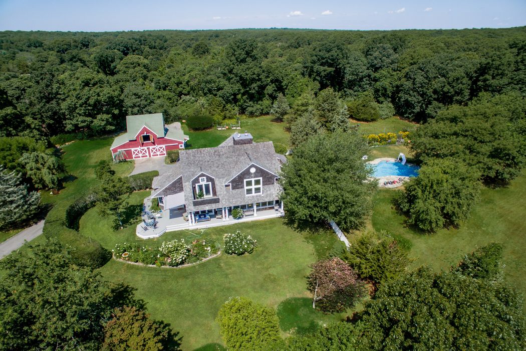 24 Farm House Lane, East Hampton, NY 11937 Sotheby's International