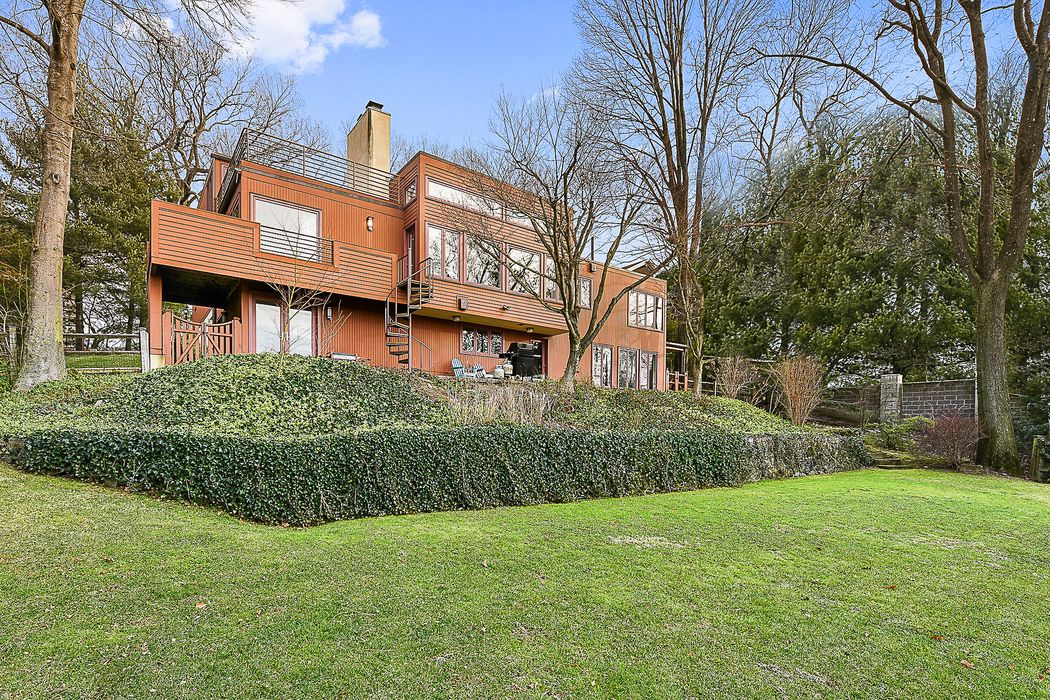 27 Sigma Place, Riverdale, NY 10471 Sotheby's International Realty, Inc.