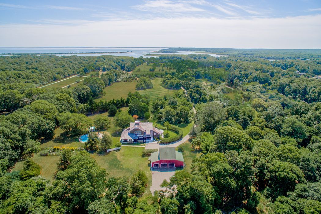 24 Farm House Lane, East Hampton, NY 11937 Sotheby's International