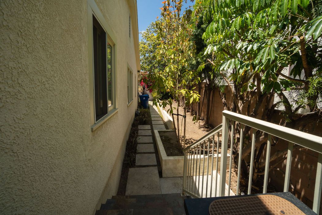 908 Manzanita Street, Los Angeles, CA 90029 Sotheby's International