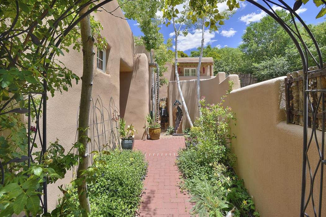 1 Cerro Gordo A, Santa Fe, NM 87501 Sotheby's International Realty, Inc.