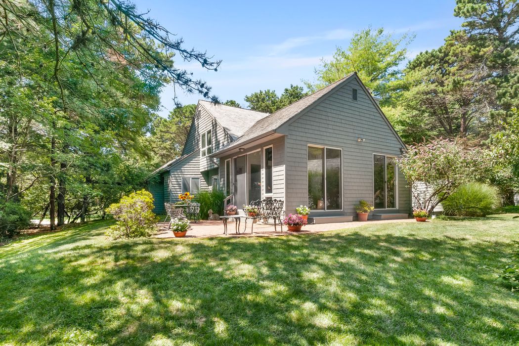 60 Huckleberry Lane, East Hampton, NY 11937 Sotheby's International