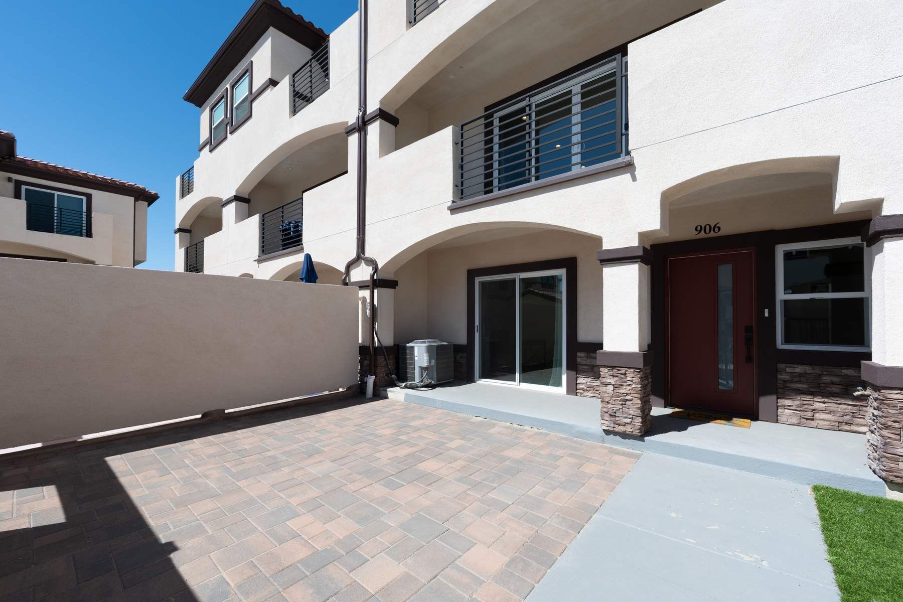 906 Warwick Avenue, Thousand Oaks, CA 91360