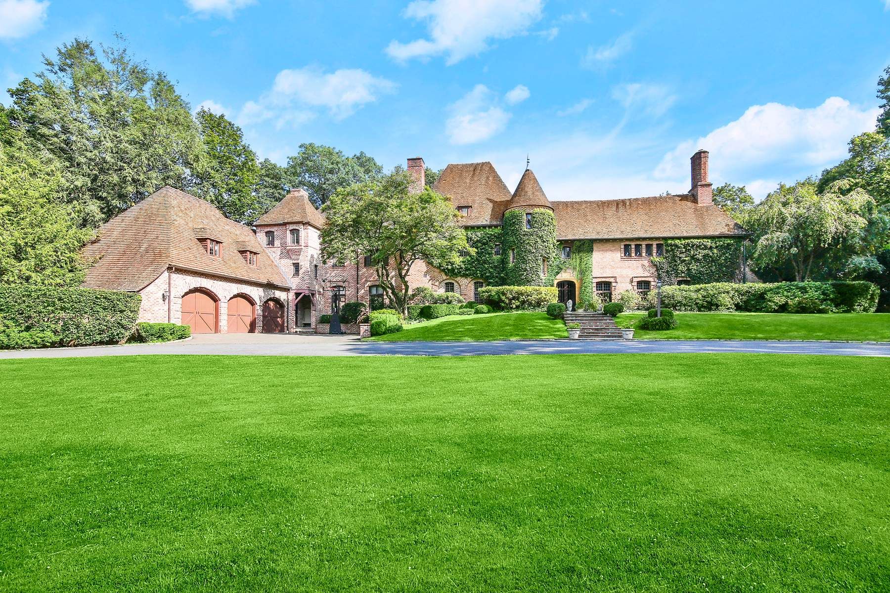 33 Midwood Road, Greenwich, CT 06830