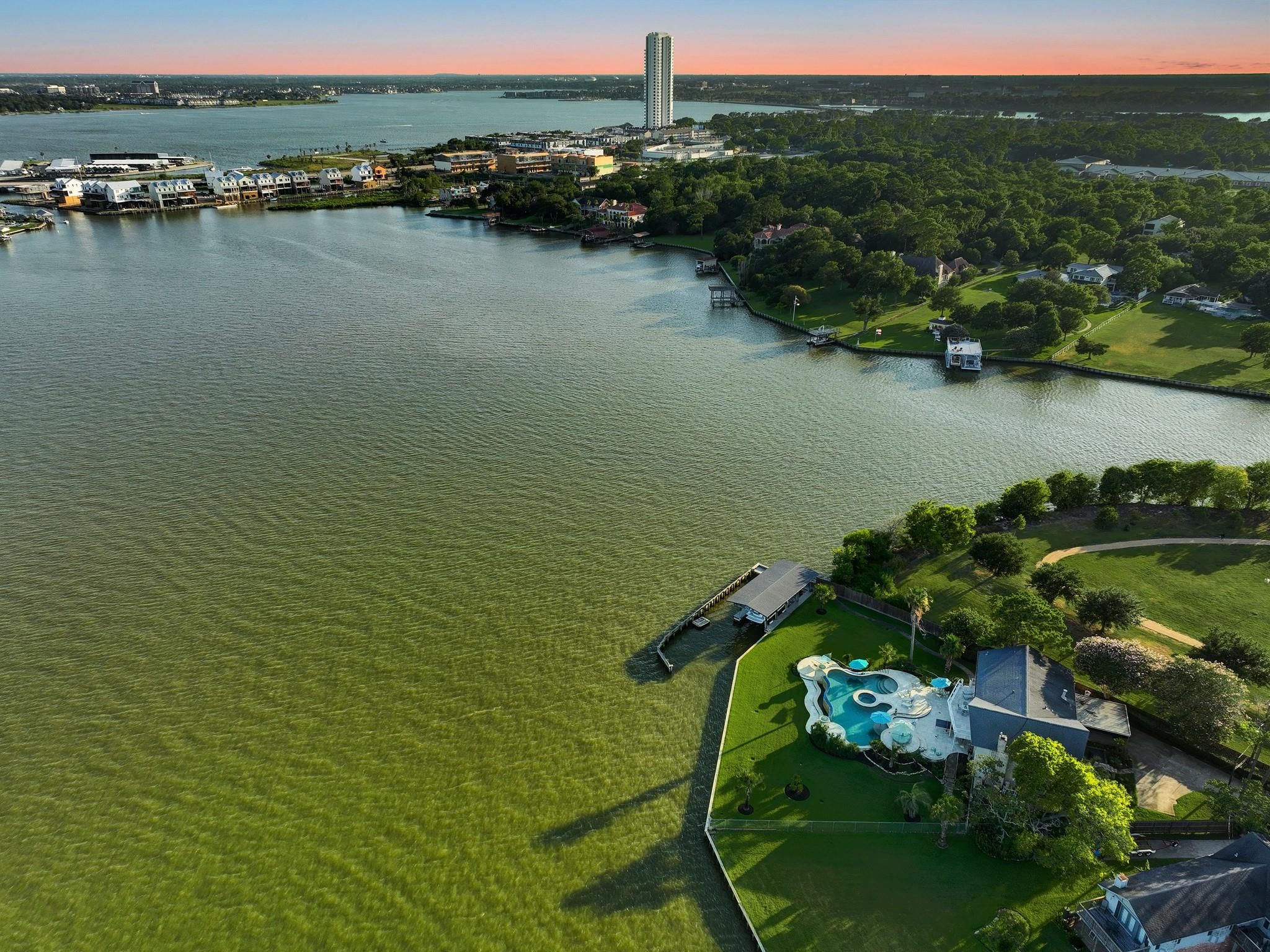 602 Shorewood Drive, Taylor Lake Village, TX 77586